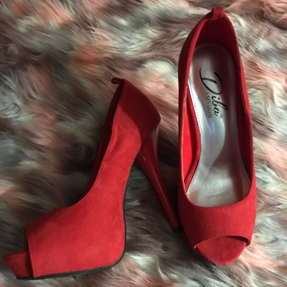 Red pumps - Picture 2 of 3